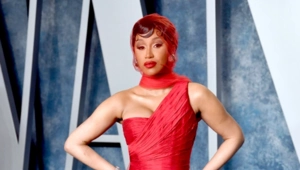 Вновь ставшая мамой Cardi B сделала золотое украшение из пуповины