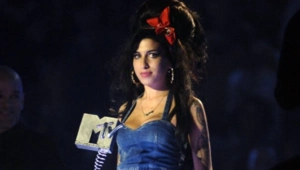 Отец Эми Уайнхаус требует у друзей покойной дочери 75 миллионов рублей Отец Эми Уайнхаус требует у друзей покойной дочери 75 миллионов рублей