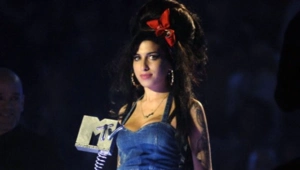 Отец Эми Уайнхаус требует у друзей покойной дочери 75 миллионов рублей