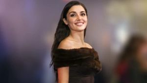 Турецкая актриса Ханде Эрчел поразила смелым нарядом на премии: золото и сетка