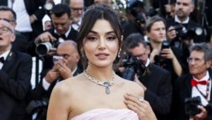 Ханде Эрчел восхитила публику в платье Elie Saab и речью на арабском языке