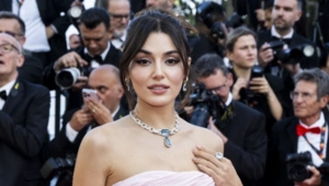 Ханде Эрчел восхитила публику в платье Elie Saab и речью на арабском языке