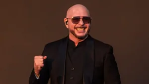 Рэпер Pitbull установил мировой рекорд по количеству лысых зрителей на концерте