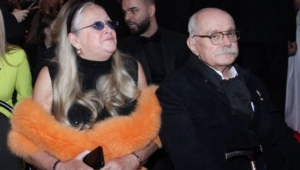 Супруга Никиты Михалкова поделилась семейными кадрами зимнего отдыха на даче