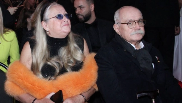 Супруга Никиты Михалкова поделилась семейными кадрами зимнего отдыха на даче