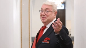 76-летнего Владимира Винокура заметили передвигающимся с помощью трости 76-летнего Владимира Винокура заметили передвигающимся с помощью трости