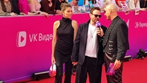 Алексей Чадов на премии МУЗ-ТВ 2025 рассказал, кому хочет вручить терелку