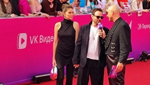 Алексей Чадов на премии МУЗ-ТВ 2025 рассказал, кому хочет вручить терелку