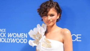 Зендея повторила образ Сары Джессики Паркер из фильма «Секс в большом городе» Зендея повторила образ Сары Джессики Паркер из фильма «Секс в большом городе»