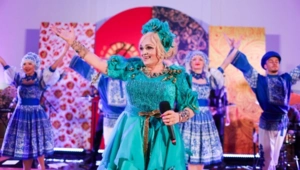 Зрители не отпускали со сцены Надежду Кадышеву на съемках новогоднего шоу Зрители не отпускали со сцены Надежду Кадышеву на съемках новогоднего шоу