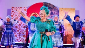 Зрители не отпускали со сцены Надежду Кадышеву на съемках новогоднего шоу Зрители не отпускали со сцены Надежду Кадышеву на съемках новогоднего шоу