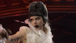 Леди Гага прервала концерт в Австралии после падения одного из танцоров со сцены Леди Гага прервала концерт в Австралии после падения одного из танцоров со сцены