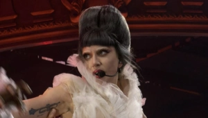 Леди Гага прервала концерт в Австралии после падения одного из танцоров со сцены