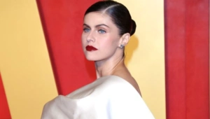 Звезда сериала «Белый лотос» Александра Даддарио подала на развод с мужем