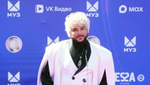 Филипп Киркоров исполнил зажигательный танец на диджейском столе на премьере клипа Филипп Киркоров исполнил зажигательный танец на диджейском столе на премьере клипа
