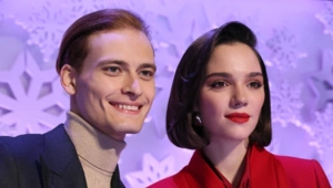 Жених Медведевой Ильдар Гайнутдинов помогает Евгении выбрать свадебное платье