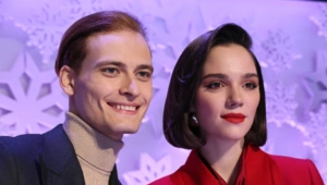 Жених Медведевой Ильдар Гайнутдинов помогает Евгении выбрать свадебное платье