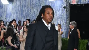 Фанаты раскритиковали концерт Jay-Z из-за многочасовой задержки шоу Фанаты раскритиковали концерт Jay-Z из-за многочасовой задержки шоу