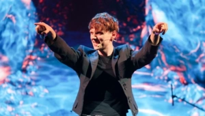 Ваня Дмитриенко спел для прохожих на улице песню о зиме