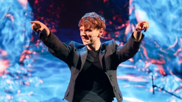 Ваня Дмитриенко спел для прохожих на улице песню о зиме