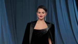 Фанаты обсуждают «плохие манеры» бойфренда Селены Гомес Фанаты обсуждают «плохие манеры» бойфренда Селены Гомес