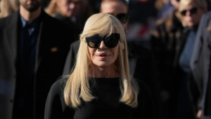 Донателла Версаче почтила память Валентино Гаравани двумя эффектными выходами в Риме Донателла Версаче почтила память Валентино Гаравани двумя эффектными выходами в Риме