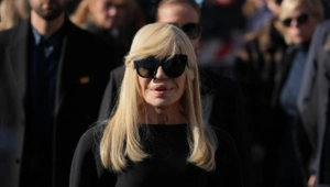 Донателла Версаче почтила память Валентино Гаравани двумя эффектными выходами в Риме