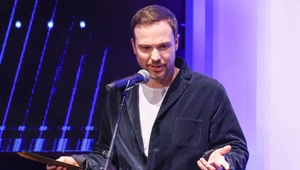 Алексей Чадов впервые за долгое время появился с молодой возлюбленной: еще больше  похудела Алексей Чадов впервые за долгое время появился с молодой возлюбленной: еще больше  похудела