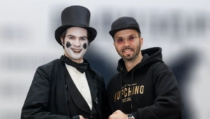 Сын Дениса Клявера дебютировал на сцене театра под руководством Сергея Безрукова Сын Дениса Клявера дебютировал на сцене театра под руководством Сергея Безрукова