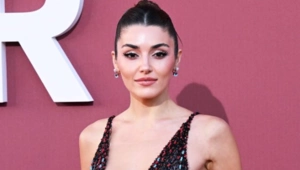 Ханде Эрчел на Парижской неделе моды: эффектные образы вызвали критику в Сети