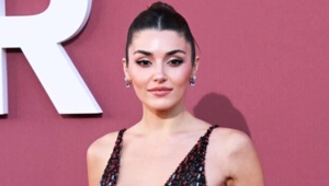 Ханде Эрчел на Парижской неделе моды: эффектные образы вызвали критику в Сети