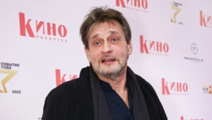 Александр Домогаров впервые вышел в свет с женой после тайной свадьбы Александр Домогаров впервые вышел в свет с женой после тайной свадьбы