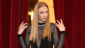 Наряд Светланы Ходченковой неожиданно разошелся по швам во время общения с прессой