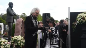 Ирина Винер трогательно поддержала Филиппа Киркорова на открытии памятника родителям артиста