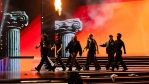 МОТ упал со сцены во время выступления на «Премии МУЗ-ТВ 2026. Движение»