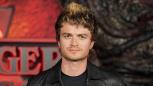 Актер сериала «Очень странные дела» сместил с первого места Тейлор Свифт в музыкальном чарте