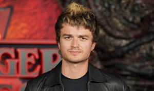 Актер сериала «Очень странные дела» сместил с первого места Тейлор Свифт в музыкальном чарте