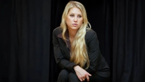 Беременная Анна Курникова проводила детей в школу: ФОТО