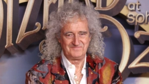 Брайан Мэй подарил Тони Айомми реплику своей легендарной гитары Red Special Брайан Мэй подарил Тони Айомми реплику своей легендарной гитары Red Special