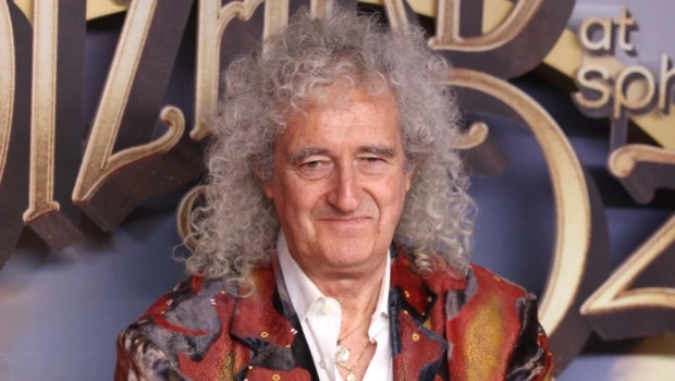 Брайан Мэй подарил Тони Айомми реплику своей легендарной гитары Red Special Брайан Мэй подарил Тони Айомми реплику своей легендарной гитары Red Special