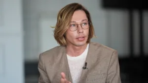 Дмитрий Бикбаев сорвался с троса на первом концерте «БиС» после воссоединения Дмитрий Бикбаев сорвался с троса на первом концерте «БиС» после воссоединения