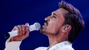 Фанаты криками поздравили Диму Билана с Днем рождения прямо на сцене: ВИДЕО