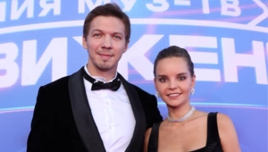 Дина Аверина опубликовала фото с округлившмся животом после выхода на Премии МУЗ-ТВ