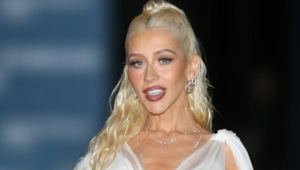 Кристина Агилера выпустила праздничную песню в преддверии рождественского концерта в Париже Кристина Агилера выпустила праздничную песню в преддверии рождественского концерта в Париже