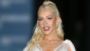 Кристина Агилера выпустила праздничную песню в преддверии рождественского концерта в Париже Кристина Агилера выпустила праздничную песню в преддверии рождественского концерта в Париже