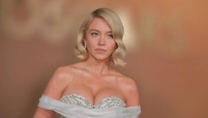 Сидни Суини нарядилась в Дракониху из «Шрэка», ее поклонники гадают, кто был в костюме Осла