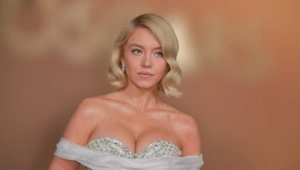 Сидни Суини нарядилась в Дракониху из «Шрэка», ее поклонники гадают, кто был в костюме Осла Сидни Суини нарядилась в Дракониху из «Шрэка», ее поклонники гадают, кто был в костюме Осла