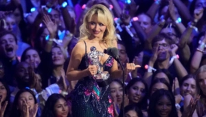 Сабрина Карпентер упала на кактус во время работы над клипом Сабрина Карпентер упала на кактус во время работы над клипом