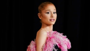 Ариана Гранде представила обложку и дату выхода нового альбома Petal