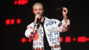 Егор Крид защитил сотрудницу от дебоширов на борту самолета Егор Крид защитил сотрудницу от дебоширов на борту самолета